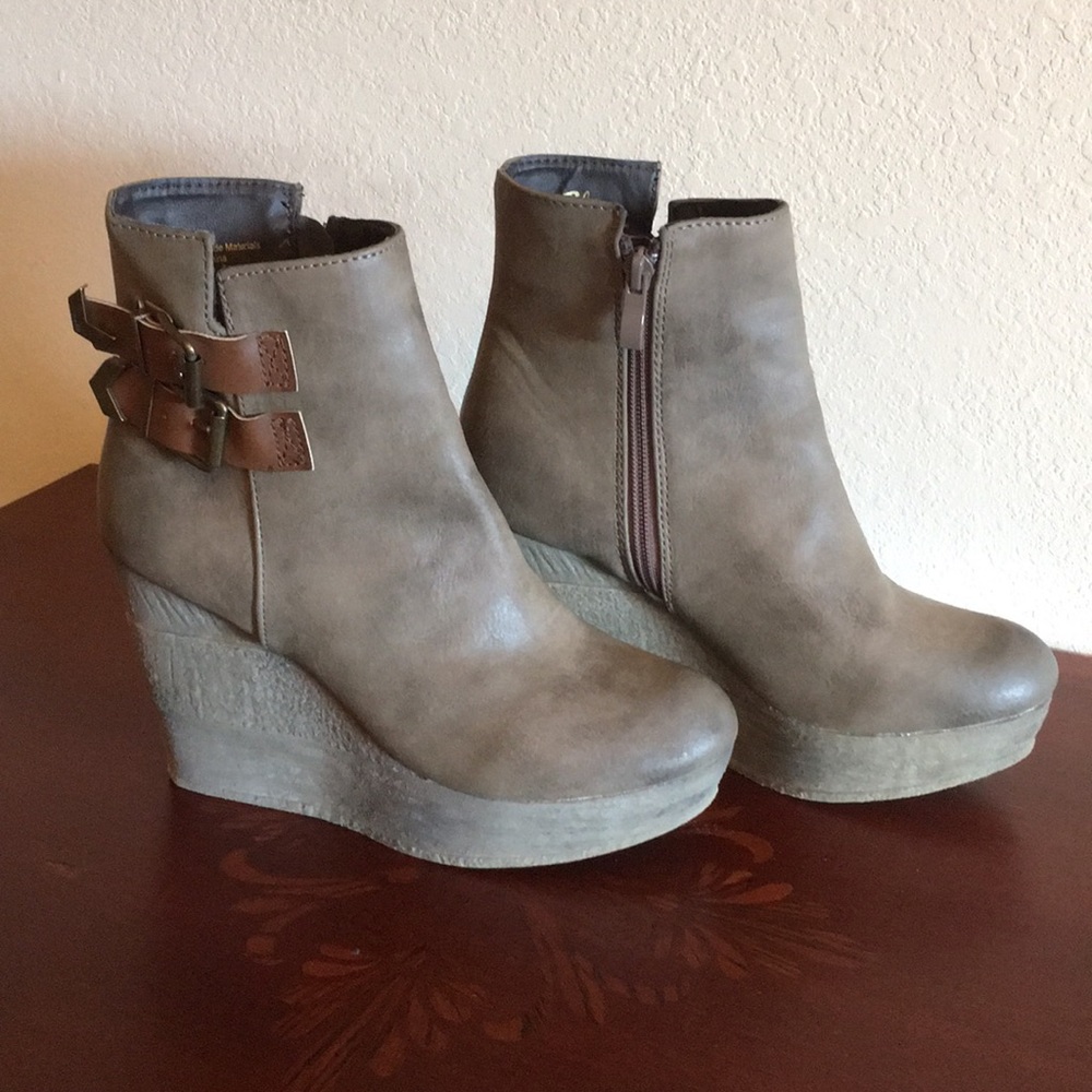 Taupe Sbicca Wedge Platform Boots Sz. 6.5
